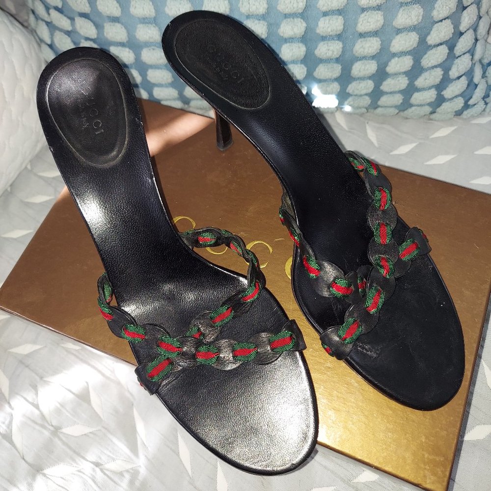 Gucci Black Patent Leather/Cross Stripe Thong Kitten Sandals Sz. US10